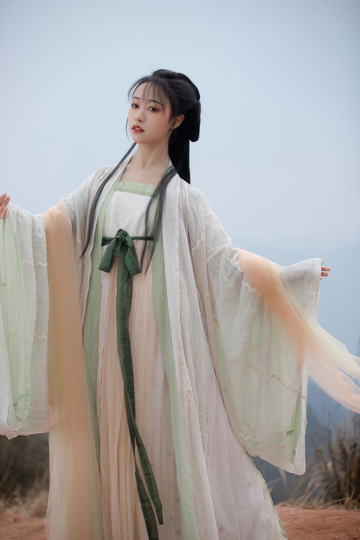 山雾 - 摄影：孙淼淼_淼淼淼淼 - 模特：梨一依-艺语图