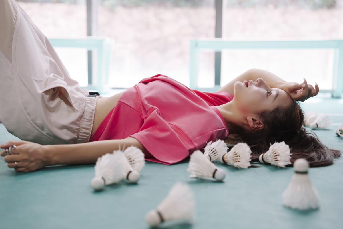 万物皆可拍，羽毛球馆运动写真 – 摄影：胡渣 – 模特：姝雯同学-艺语图