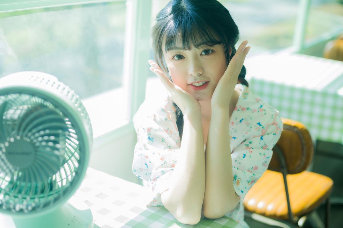 藏在巴士角落的快乐 – 摄影：LLL_Lia_ – 模特：一只暖暖-艺语图