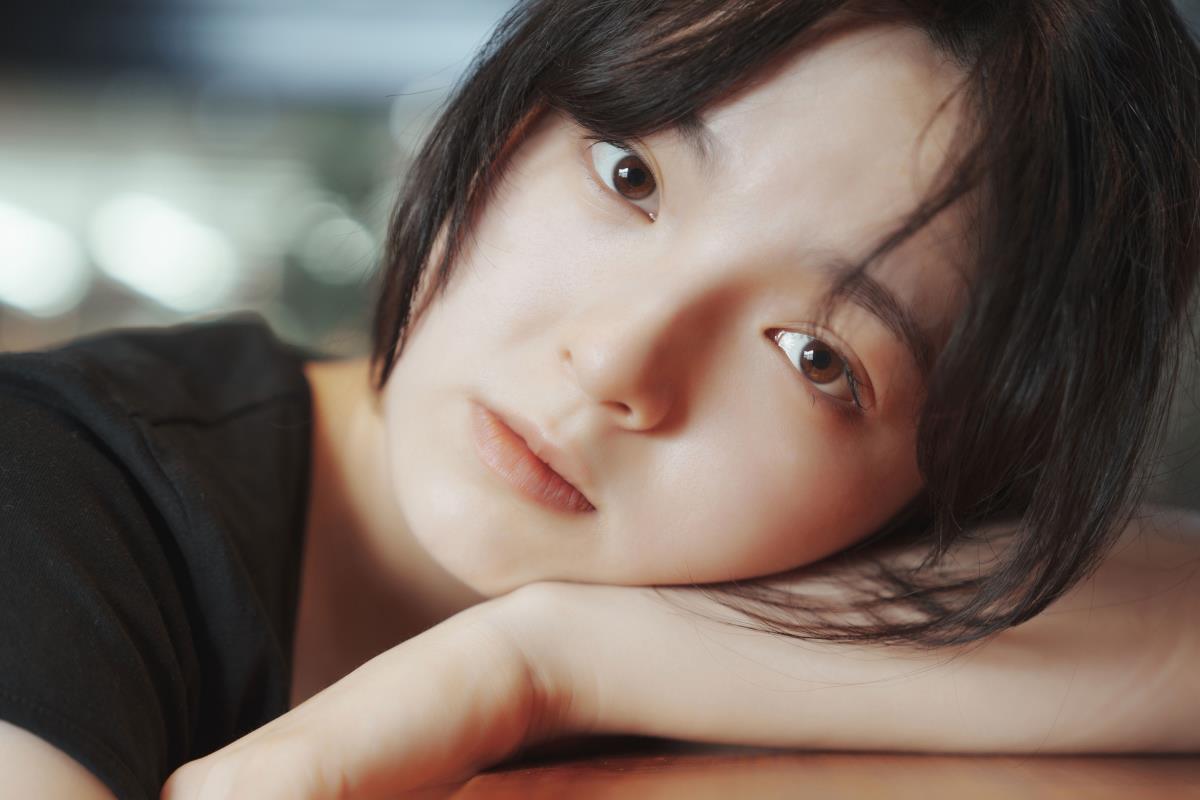 咖啡屋里的素颜女孩 - 摄影：胡渣 - 模特：冯玉憬-艺语图