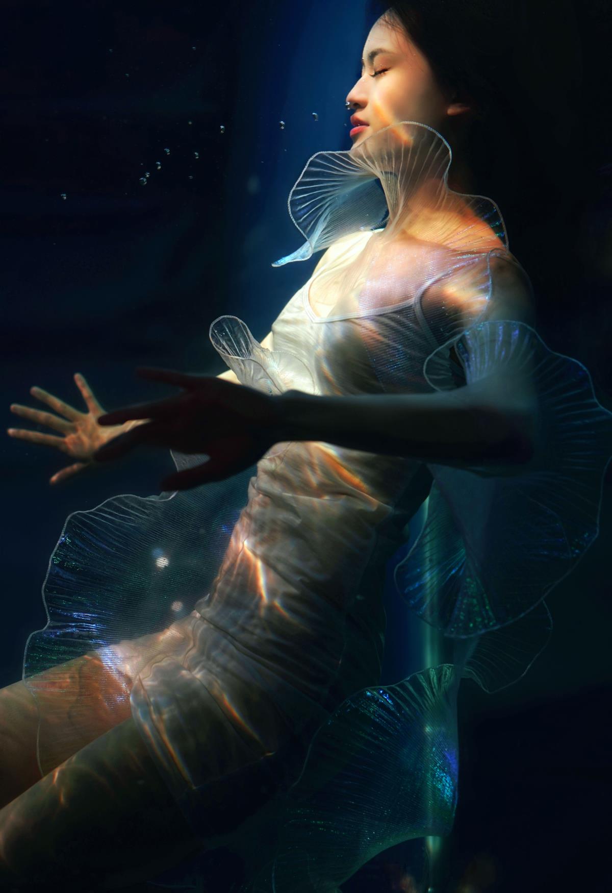 水底的告白 – 摄影：Tommy汤面 – 模特：曼球-艺语图