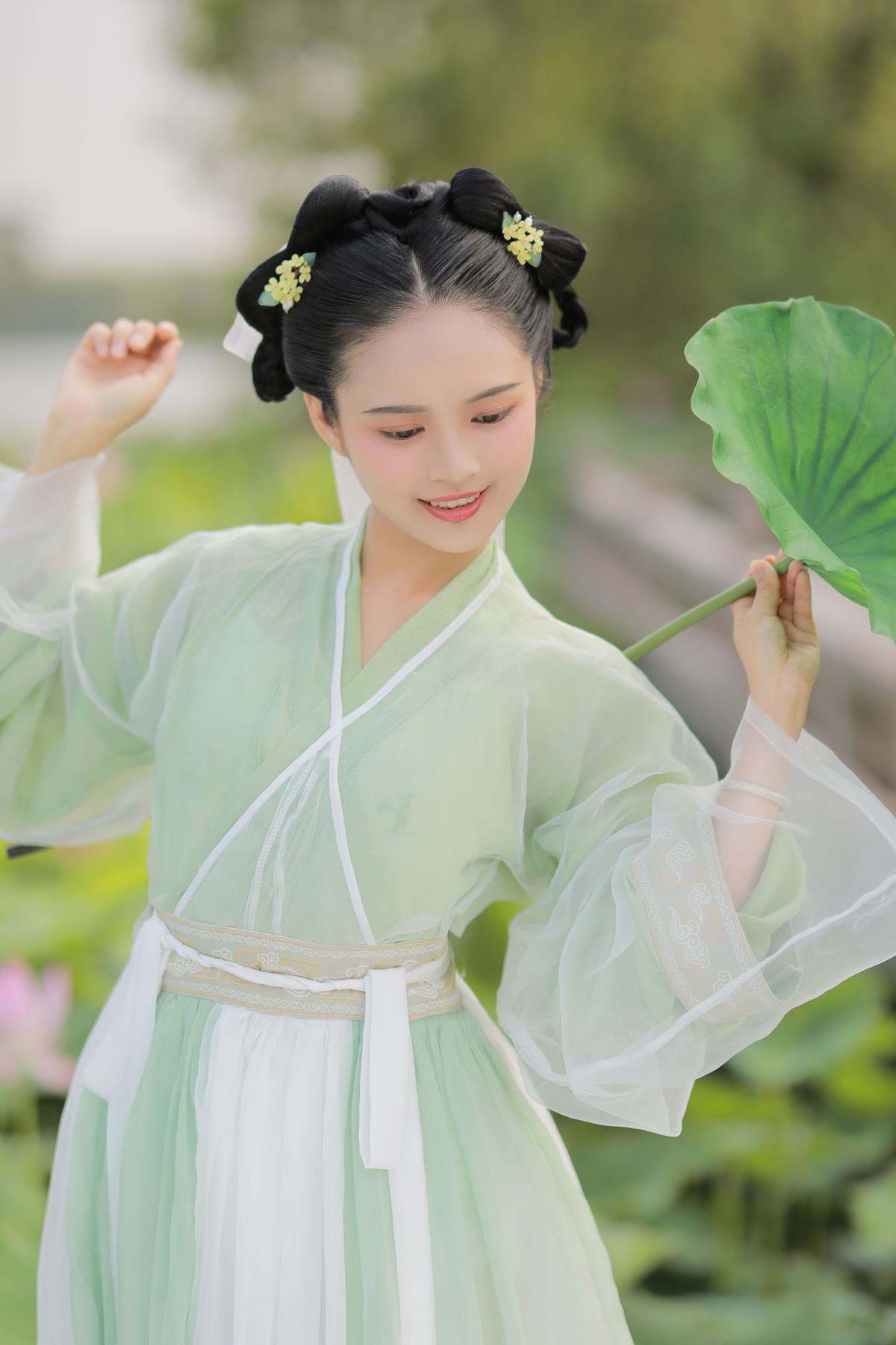 荷趣 – 摄影：柳若汐- – 模特：溪木若颖-艺语图