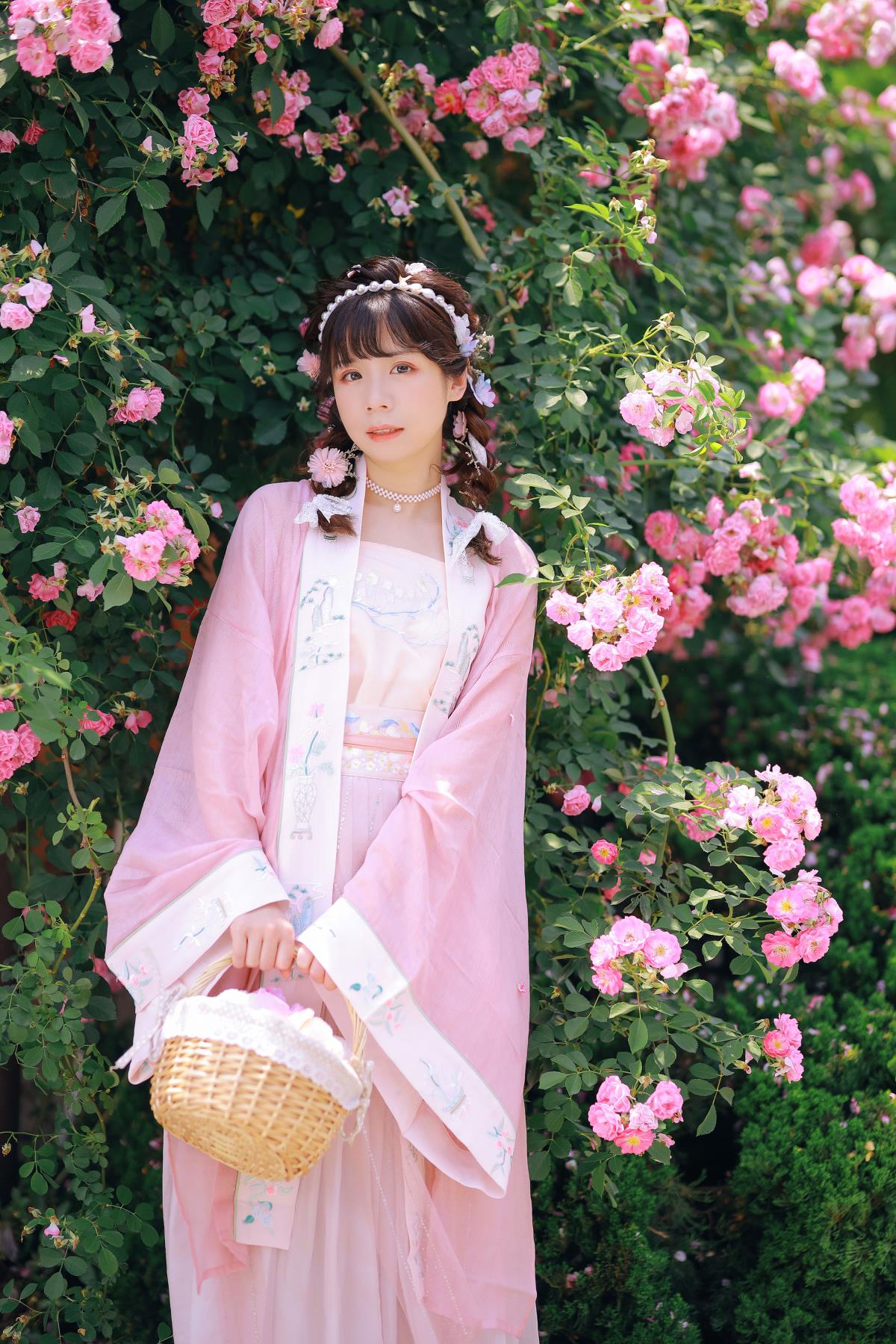 吻花香 - 摄影：是吴小黑呀 - 模特：Suky喜欢软绵绵毛茸茸的团子-艺语图