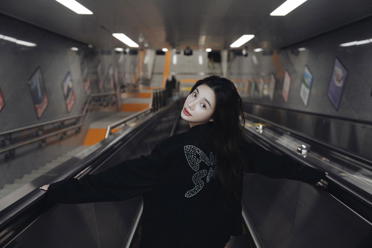 落寞地铁 - 摄影：胡渣 - 模特：姝雯同学-艺语图