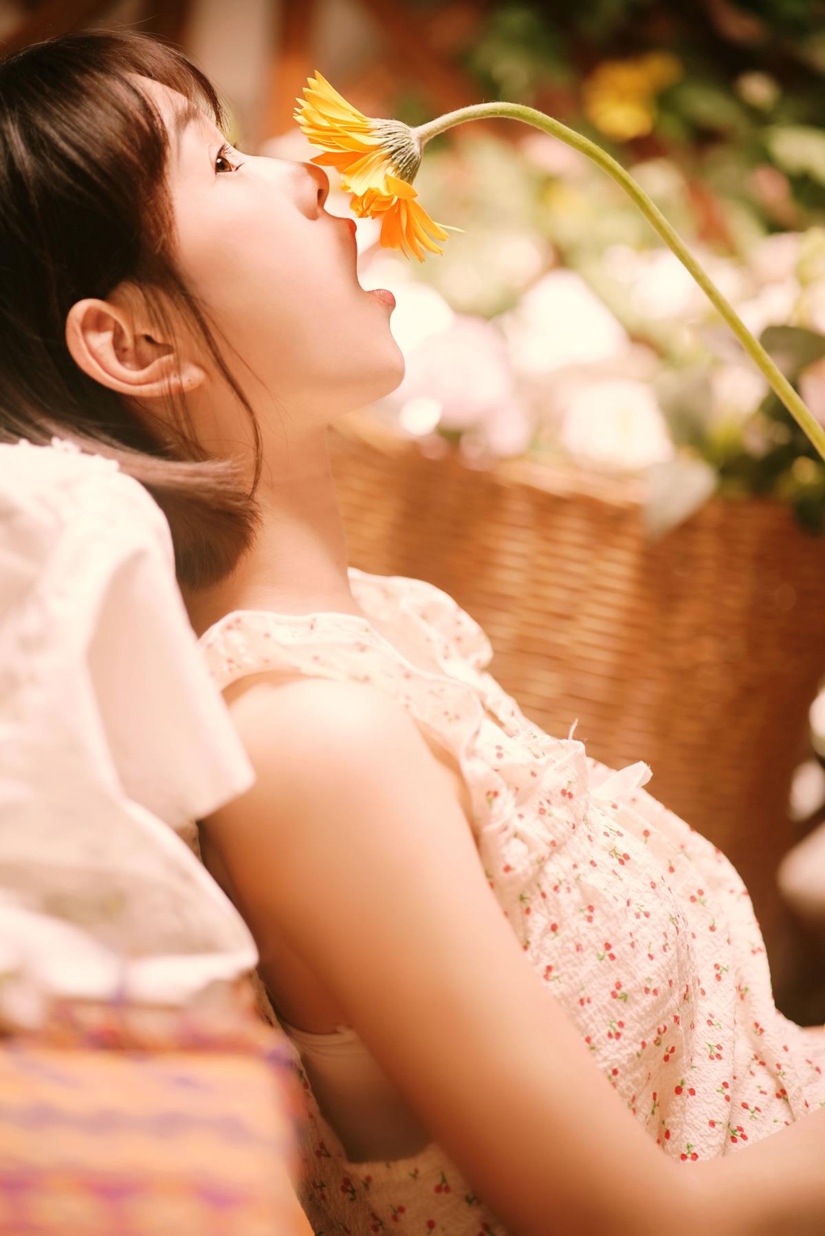 疯狂的鱼缸是我的宇航服，我带上心爱的非洲菊去登月 – 摄影：Tommy汤面 – 模特：小微-艺语图