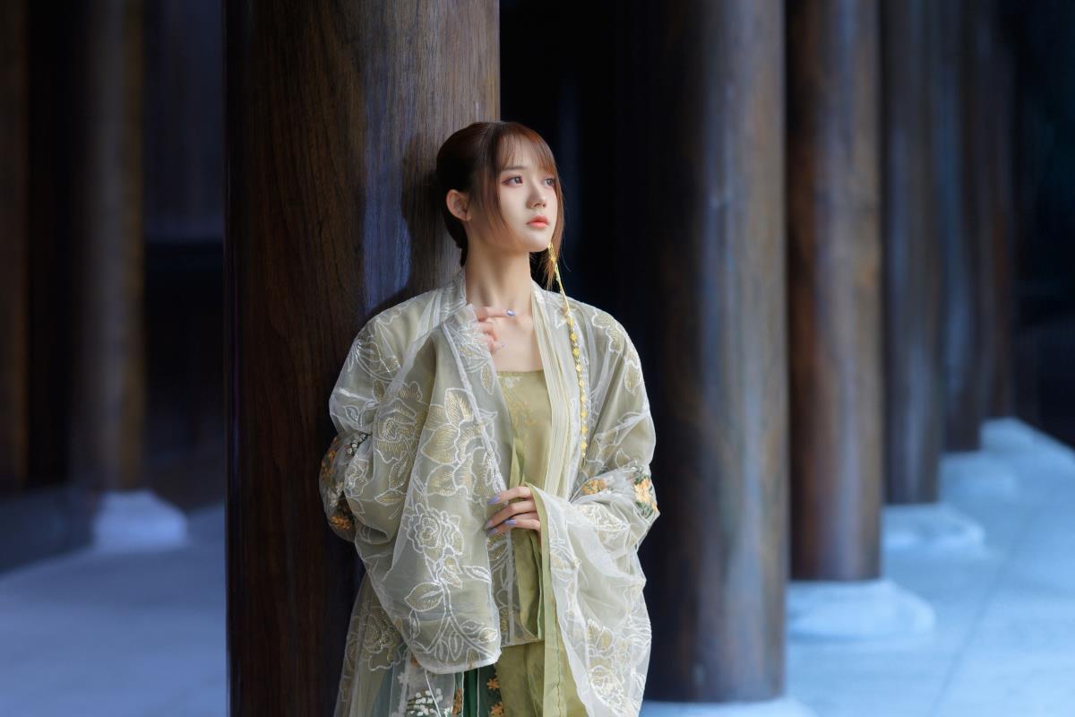 宫墙柳 – 摄影：魔颜社D叔 – 模特：兔子Zzz不吃胡萝卜-艺语图