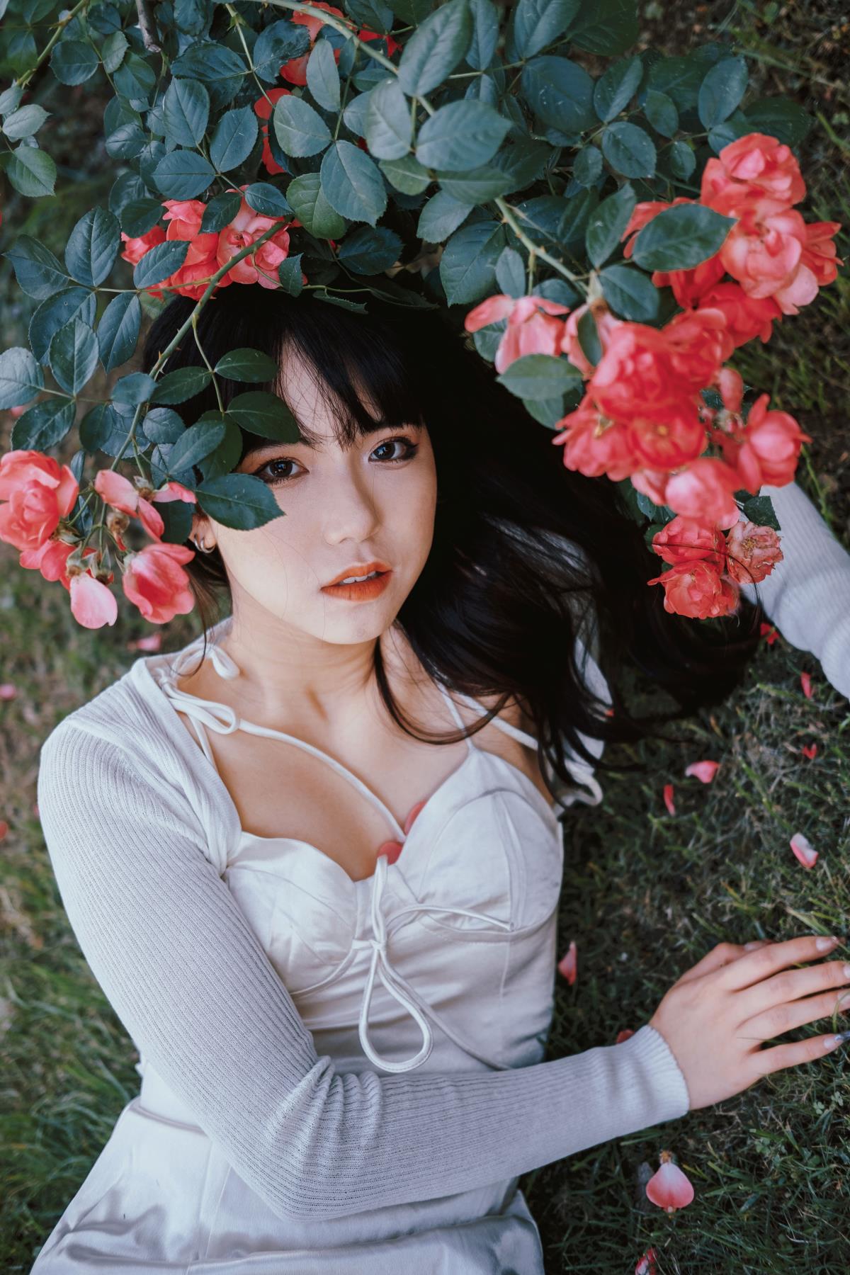 蔷薇花下 - 摄影：随遇 - 模特：依依-艺语图