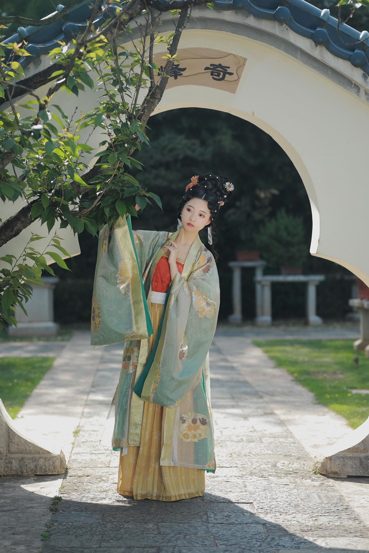 只此青绿 – 摄影：阿录- – 模特：一固美撇捺-艺语图