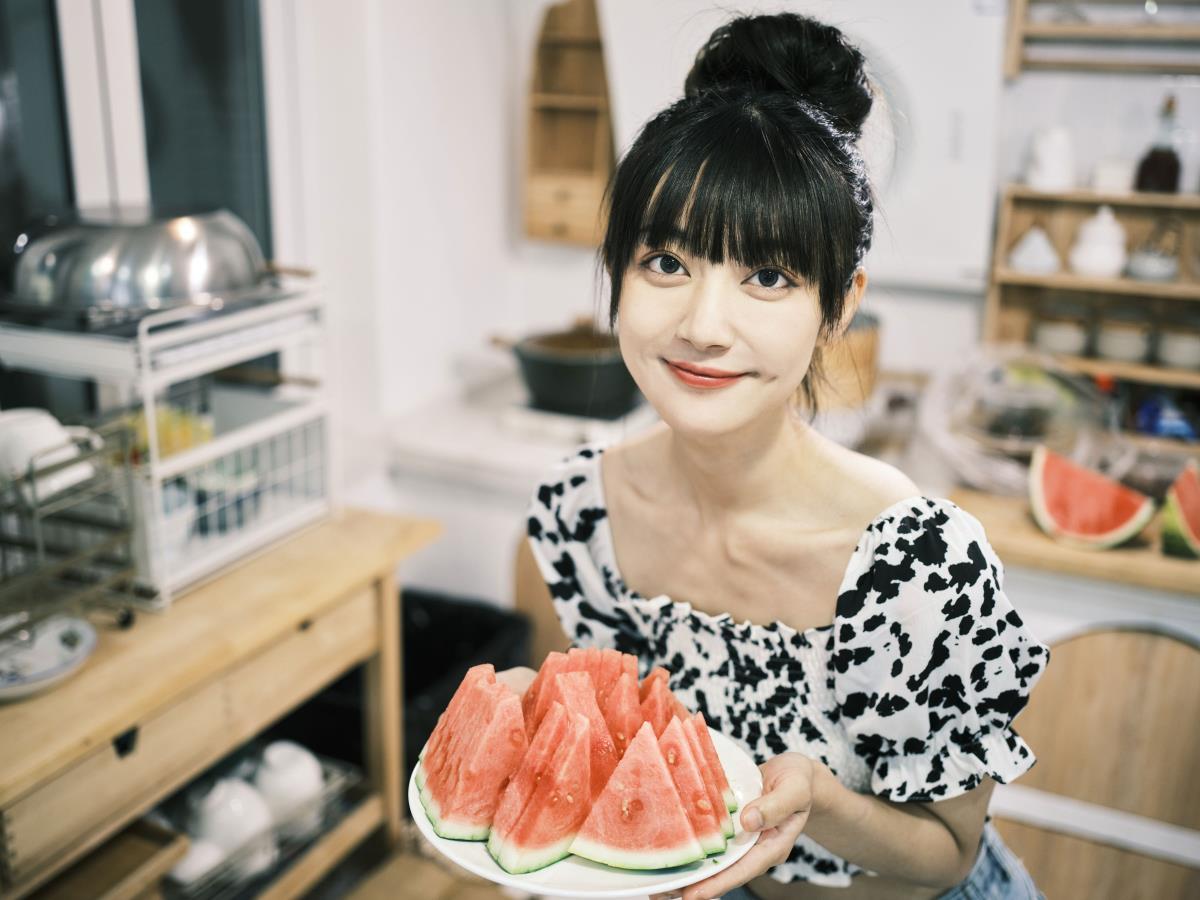 厨房吃瓜 - 摄影：tiandi - 模特：小飞鸟同学-艺语图