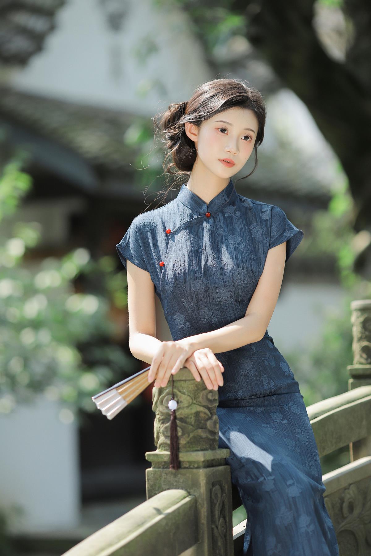 她身上有淡淡的书香气 – 摄影：薄荷糖 – 模特：一口烧麦-艺语图