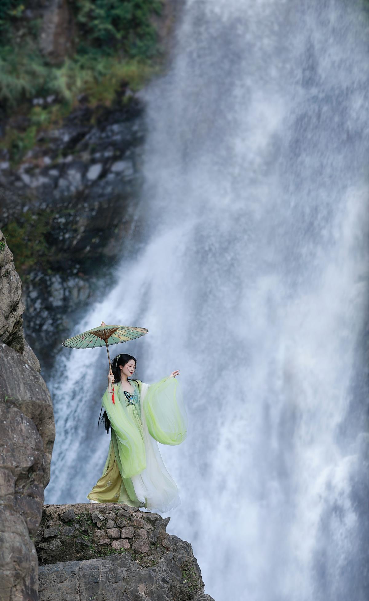 瀑布写真 – 摄影：花间 – 模特：小温暖想要个大太阳-艺语图