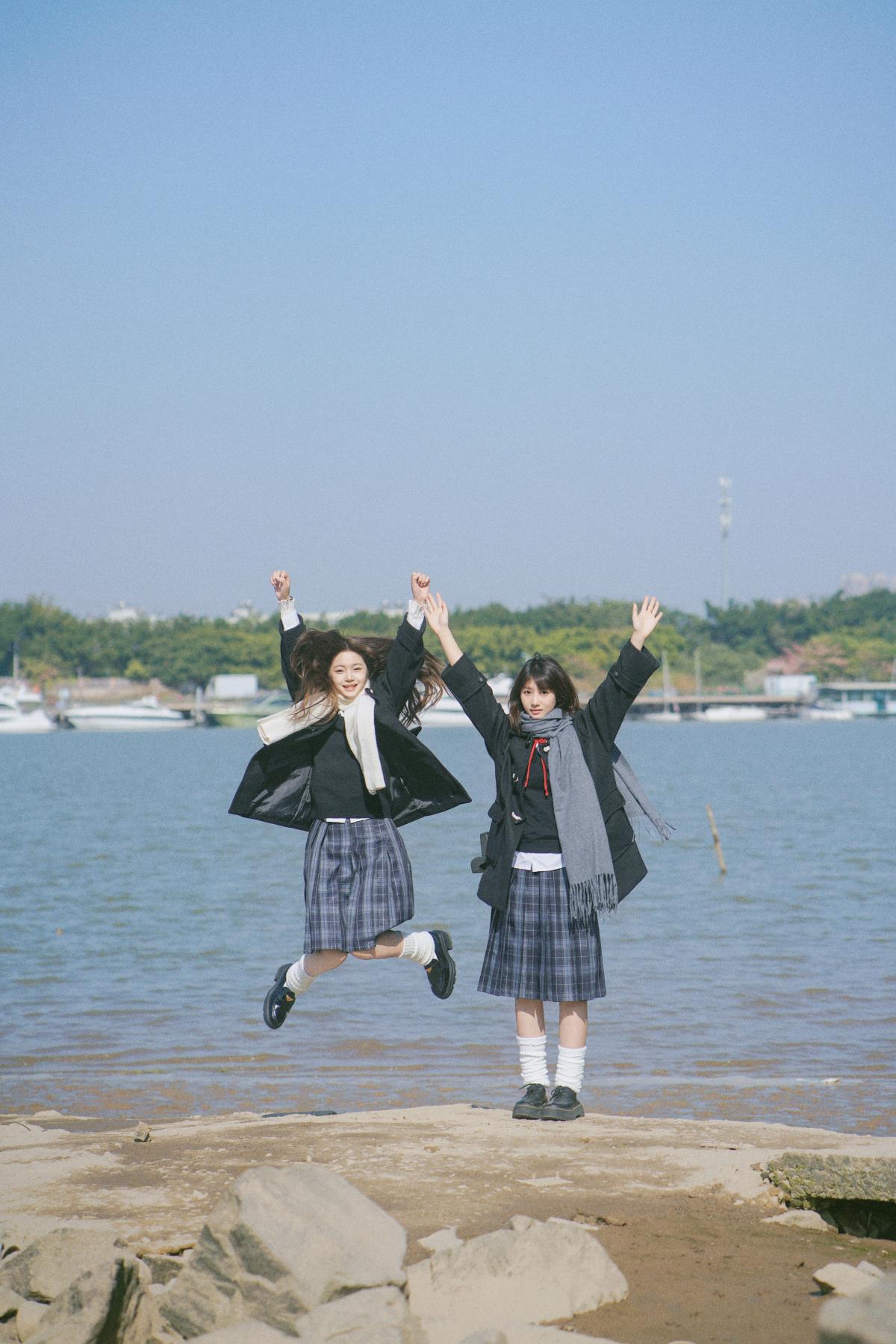 江风轻拂，双生少女的清甜时光 – 摄影：Tommy汤面 – 模特：橘子-艺语图