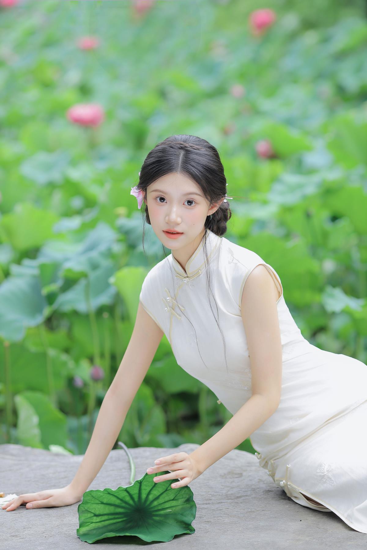 她似是一朵盈盈的芙蕖 – 摄影：薄荷糖 – 模特：一口烧麦-艺语图