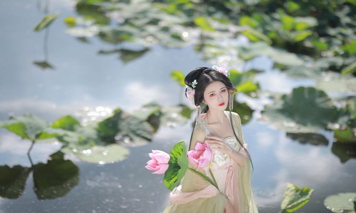 误入藕花深处 – 摄影：阿录- – 模特：吾岁岁-艺语图