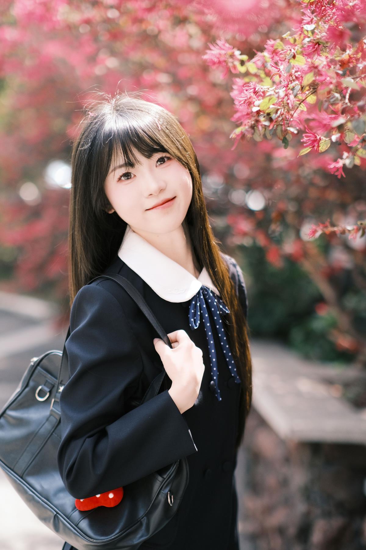 想不到吧路边绿化的红继木拍出来这么好看 - 摄影：苓子 - 模特：1010-艺语图