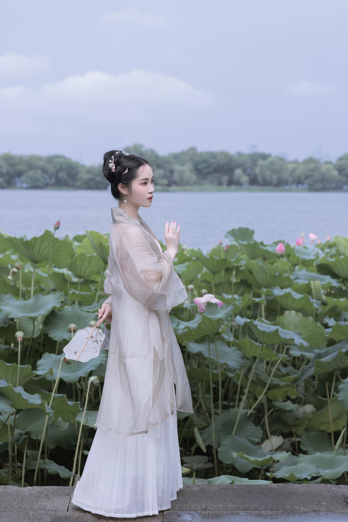 荷香 – 摄影：若寒Rock – 模特：hannaa-艺语图