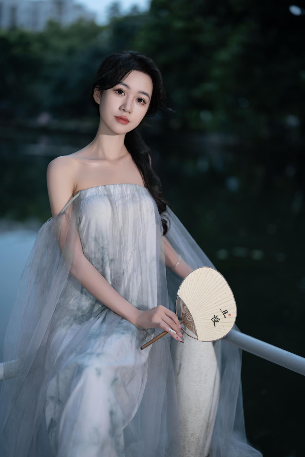 扇舞幽林间 – 摄影：凌影 – 模特：达希Dacy-艺语图