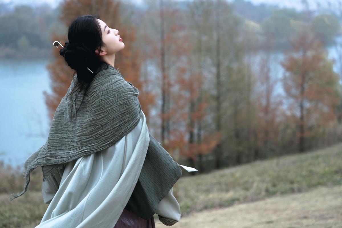 风又起，叶落地 – 摄影：扶卮 – 模特：二一芝-艺语图