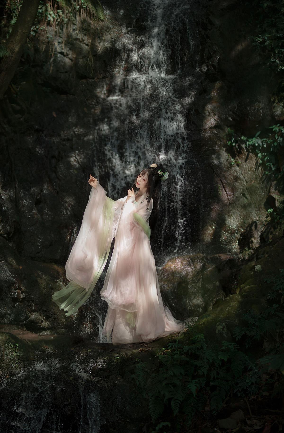 兔子，你家嫦娥下凡了。 – 摄影：花间 – 模特：云云的黑眼圈儿-艺语图