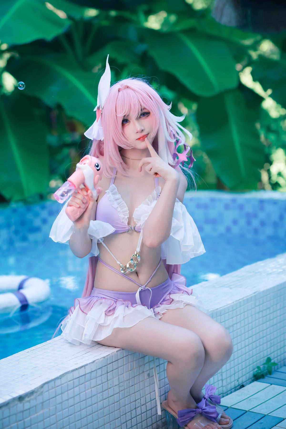 泳池边的粉色小蛋糕是爱莉希雅本人掉进夏天啦! - 摄影:Litchi·晨阳 - 模特:火鸡面重度依赖-艺语图