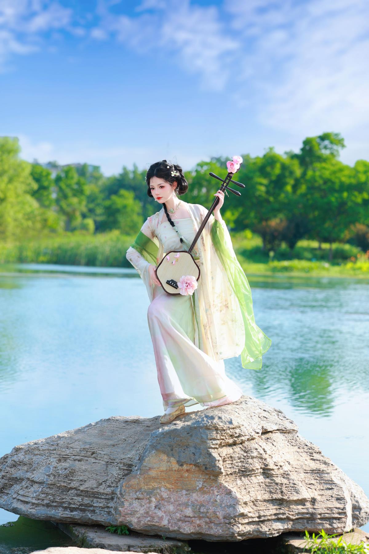 水云间 – 摄影：荷叶叶 – 模特：魚小鯉lili-艺语图