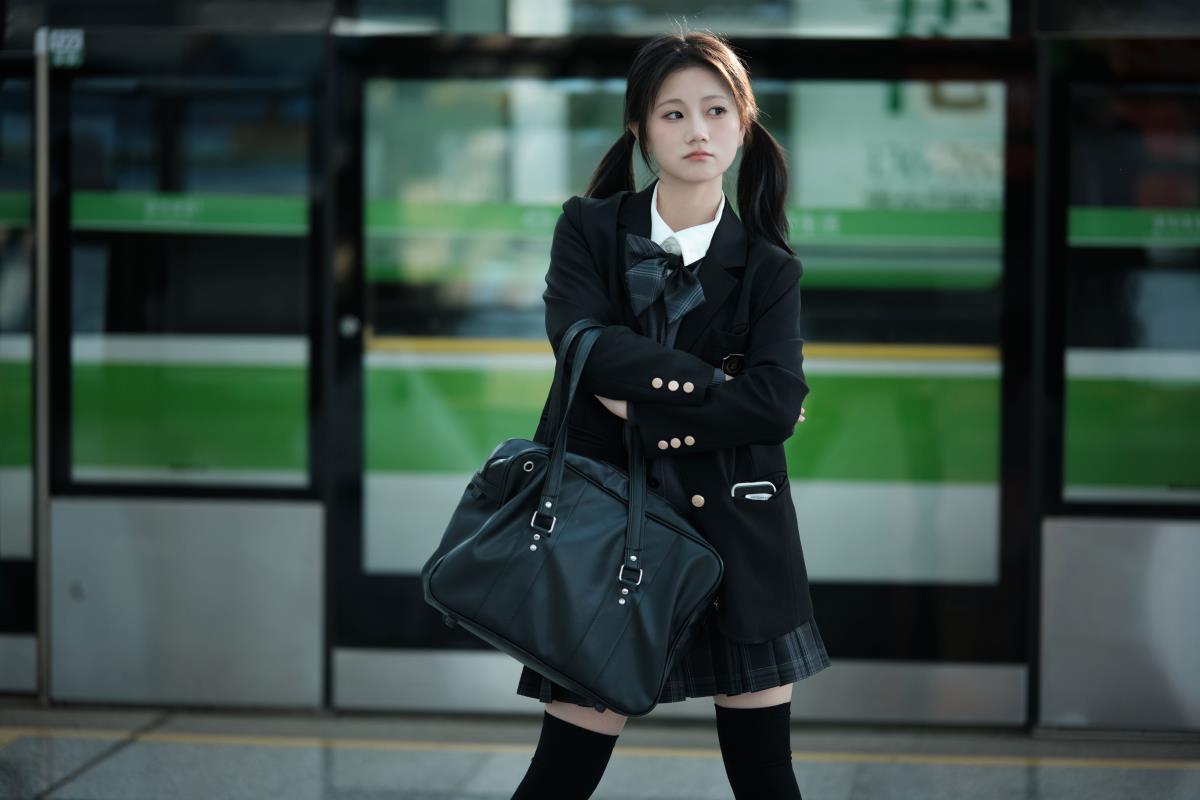 地铁女高 - 摄影:武庚 - 模特:肉宋堡-艺语图