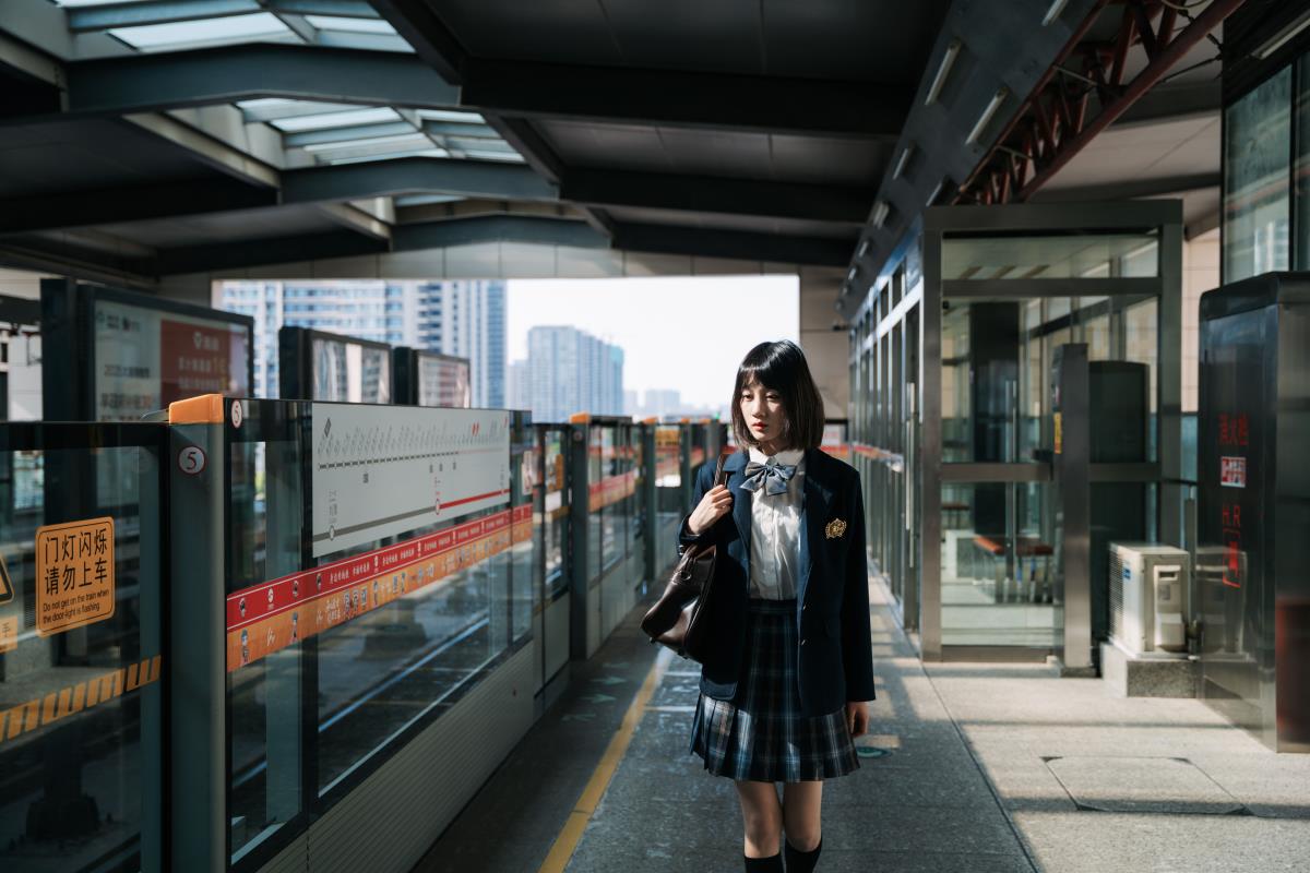 电影感日系地铁人像 - 摄影：花笙 - 模特：七七-艺语图