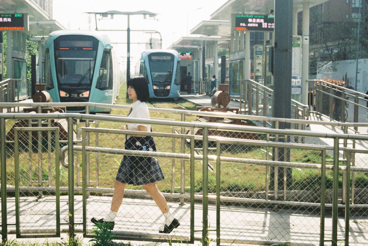 路边 - 摄影：裕奇学长 - 模特：洛洛-艺语图