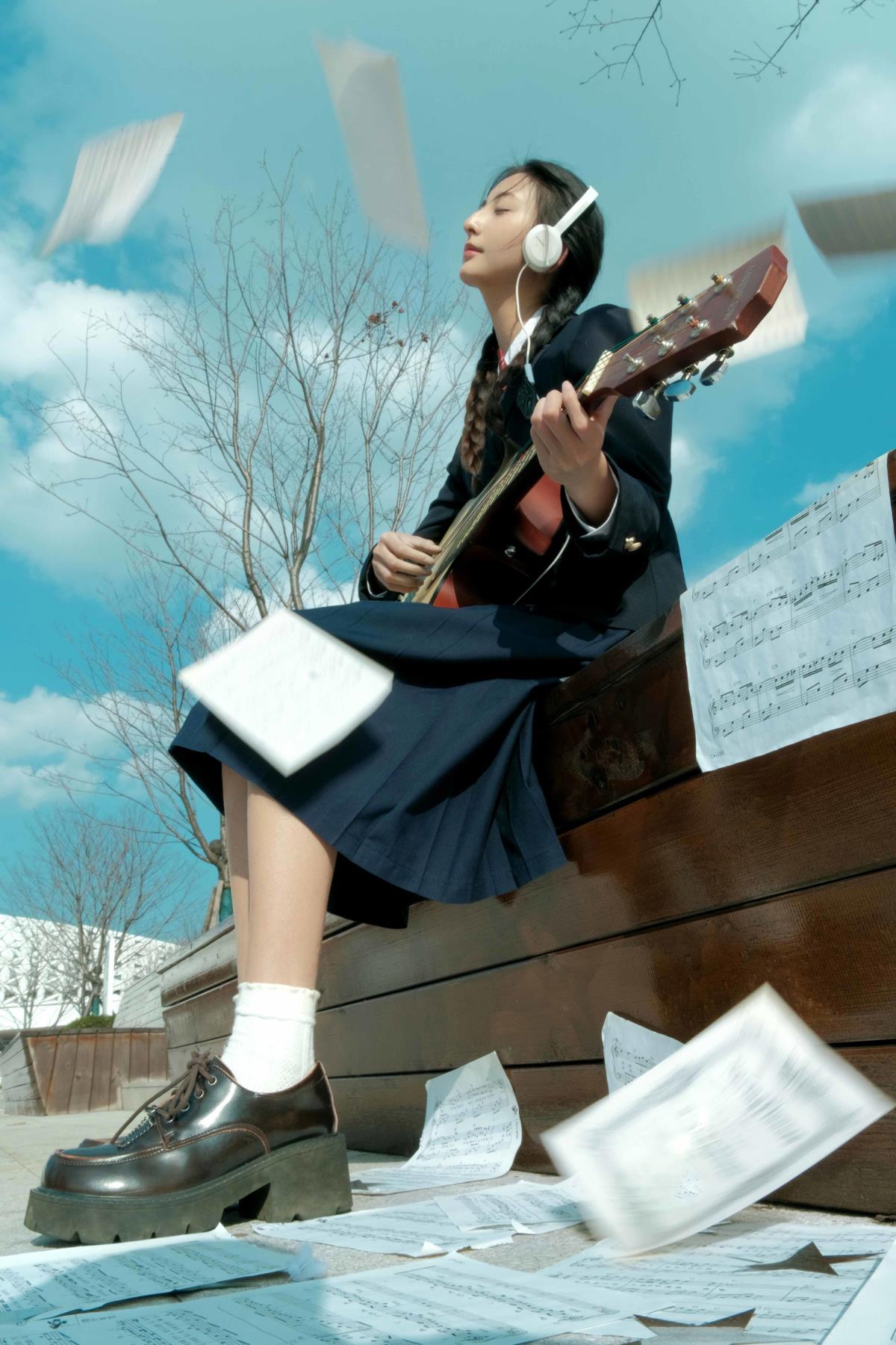 与蓝天同频 - 摄影:三优 - 模特:小米香猪八宝粥-艺语图