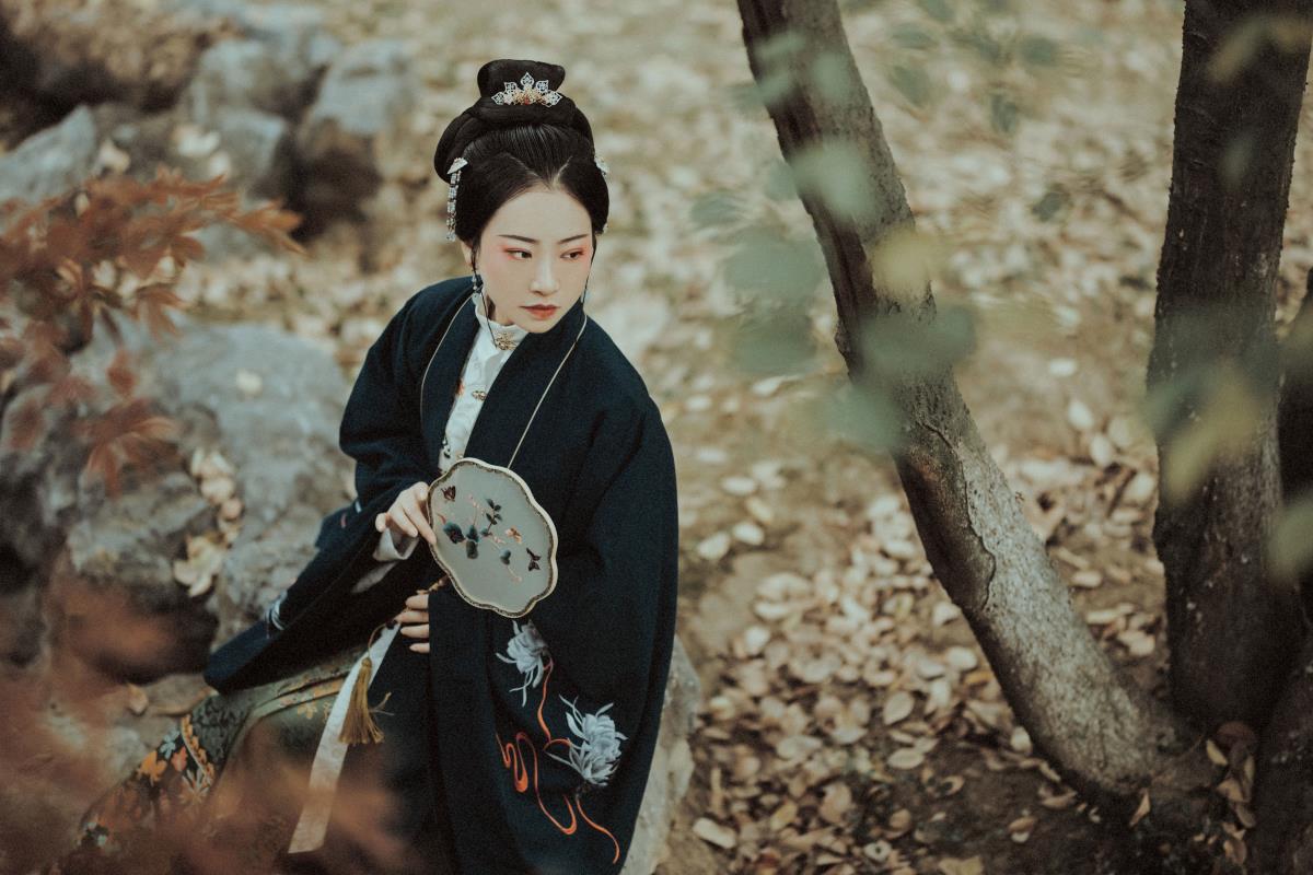 秋枫正浓 - 摄影：若寒Rock - 模特：是耳朵阿-艺语图