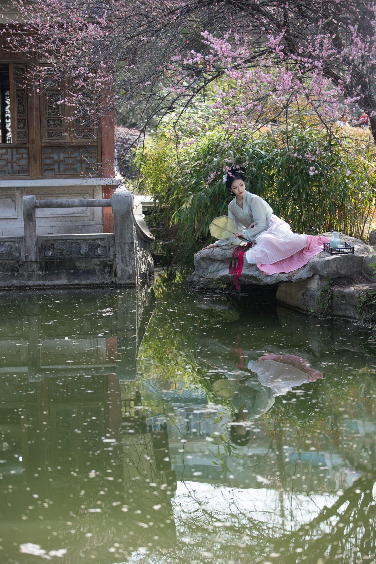 却把青梅嗅 - 摄影：沉诗思 - 模特：晚江亭-艺语图