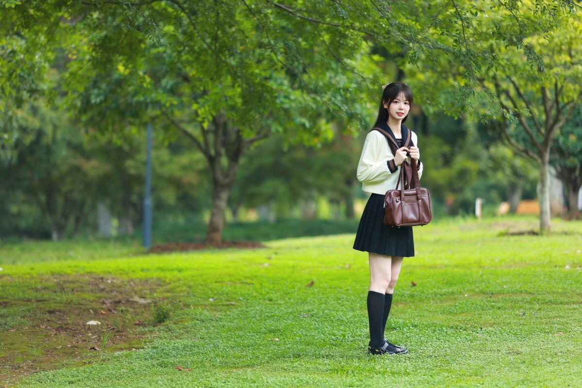 草地奔跑 - 摄影：荷叶叶 - 模特：暮烟色CC-艺语图