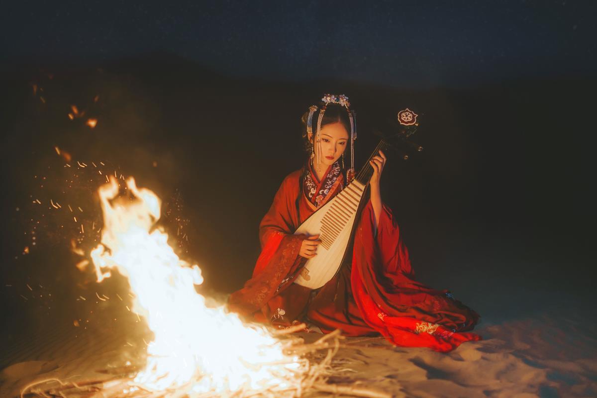 出塞曲 - 摄影：万锦其 - 模特：小温暖想要个大太阳-艺语图