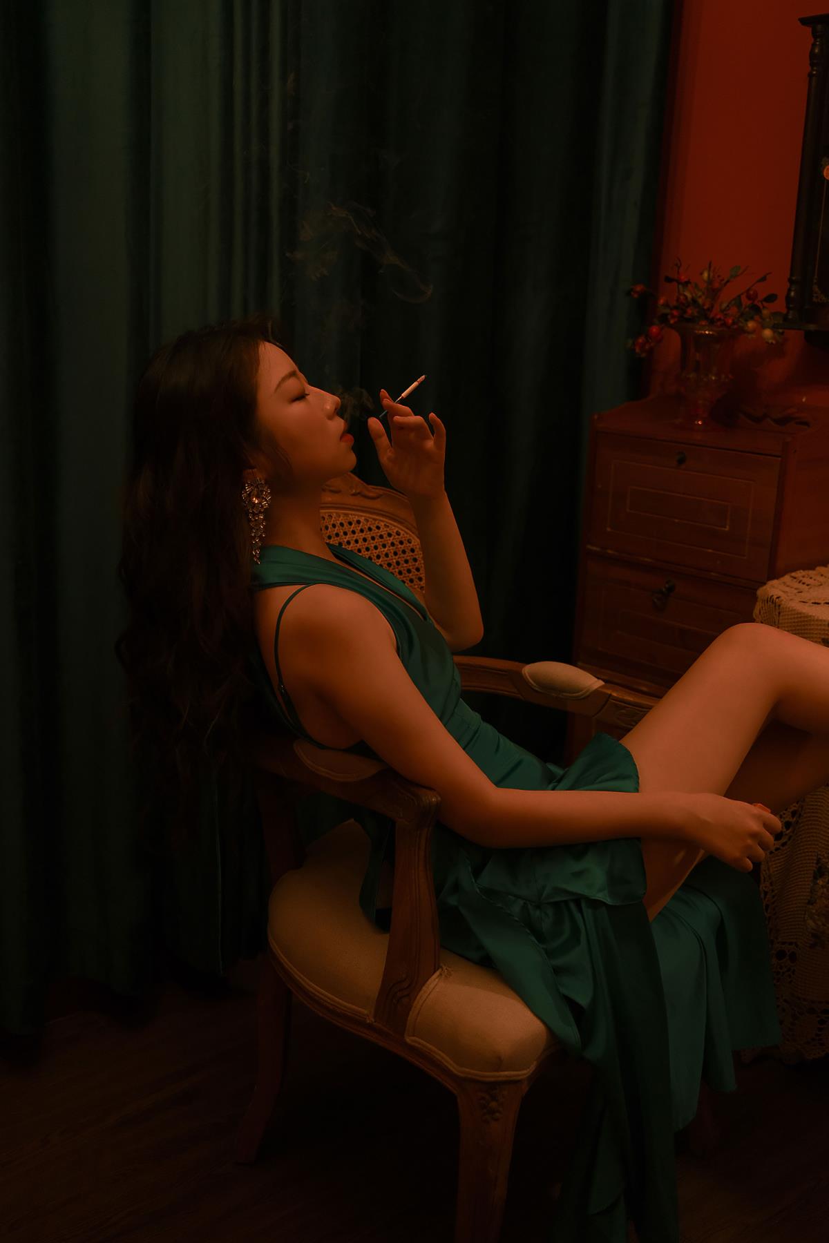 一支香烟 – 摄影：周忠孜忆 – 模特：阿曼达の碎碎念-艺语图