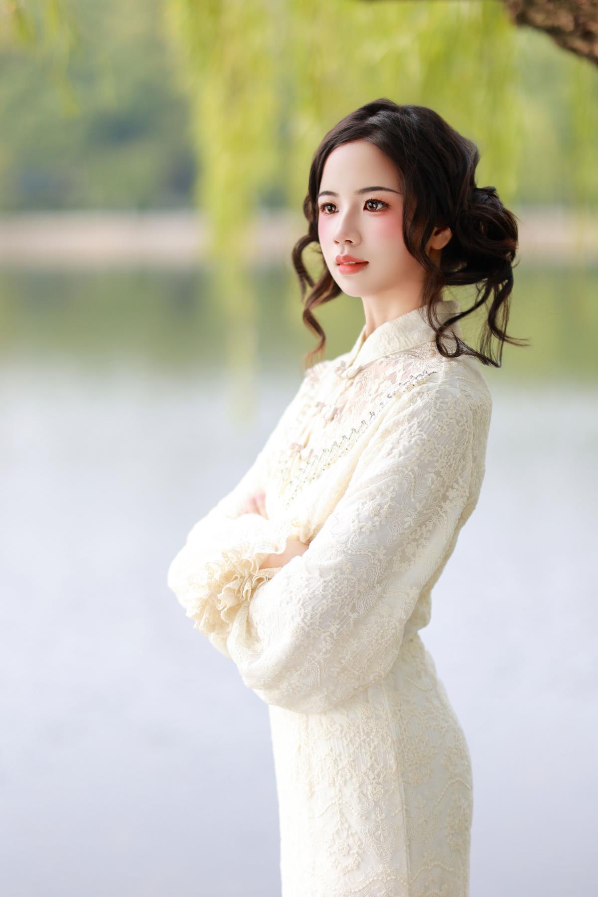 西湖边 – 摄影：荷叶叶 – 模特：小杜同学-艺语图