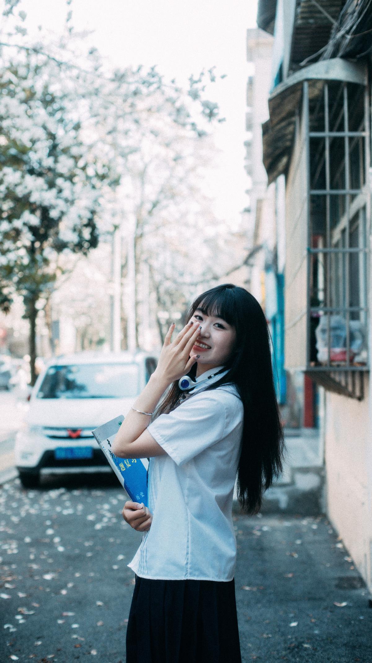 任然盛开的玉兰花街头 - 摄影：青陵 - 模特：小熊维尼-艺语图