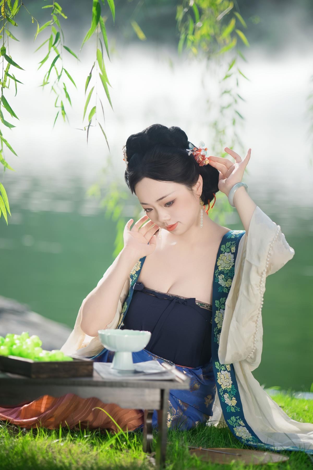 玉貌香腮天赋与，清姿不假铅华。 --艺语图