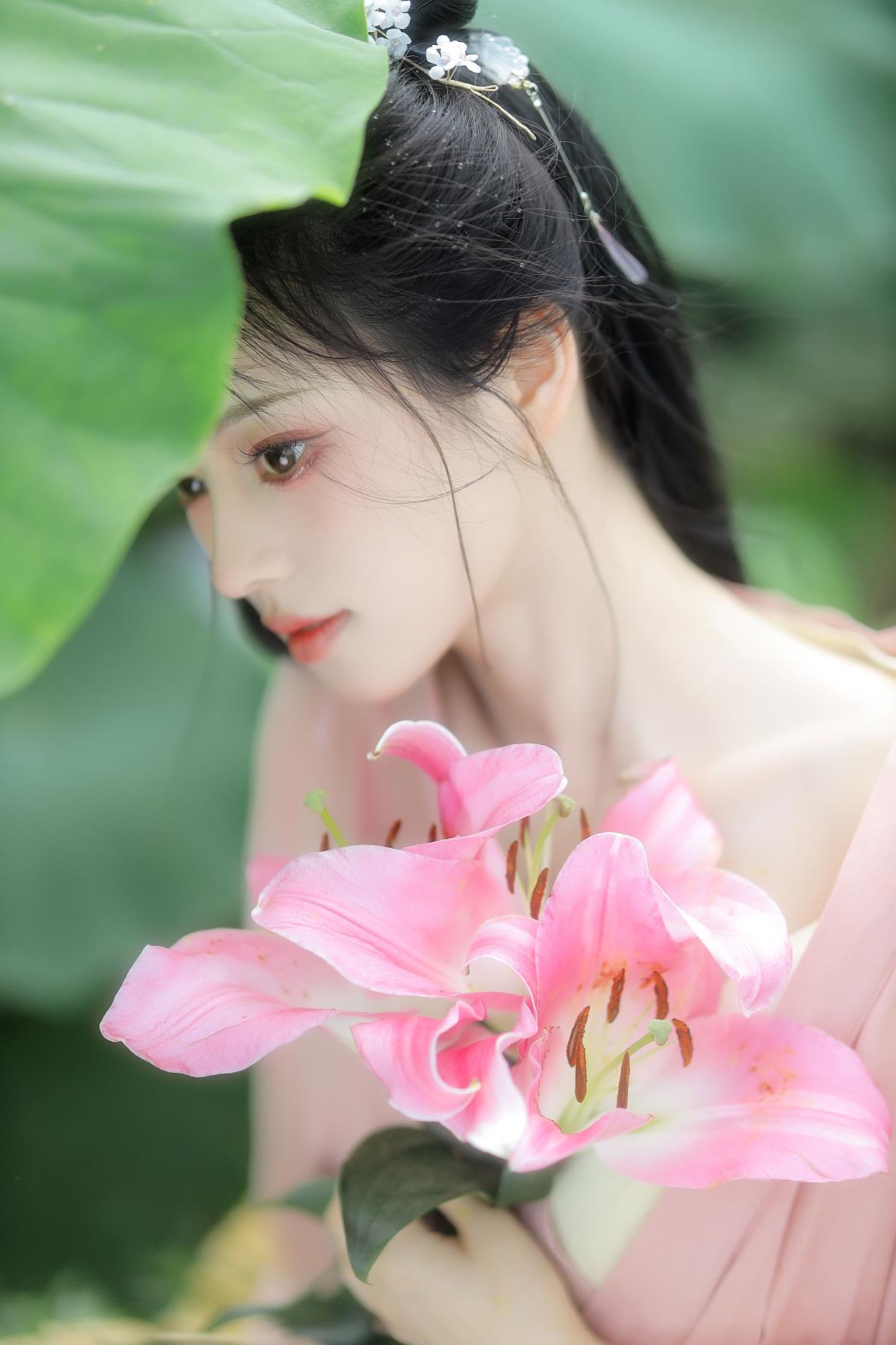 荷中花 – 摄影：知鸢 – 模特：乔乔不说话-艺语图