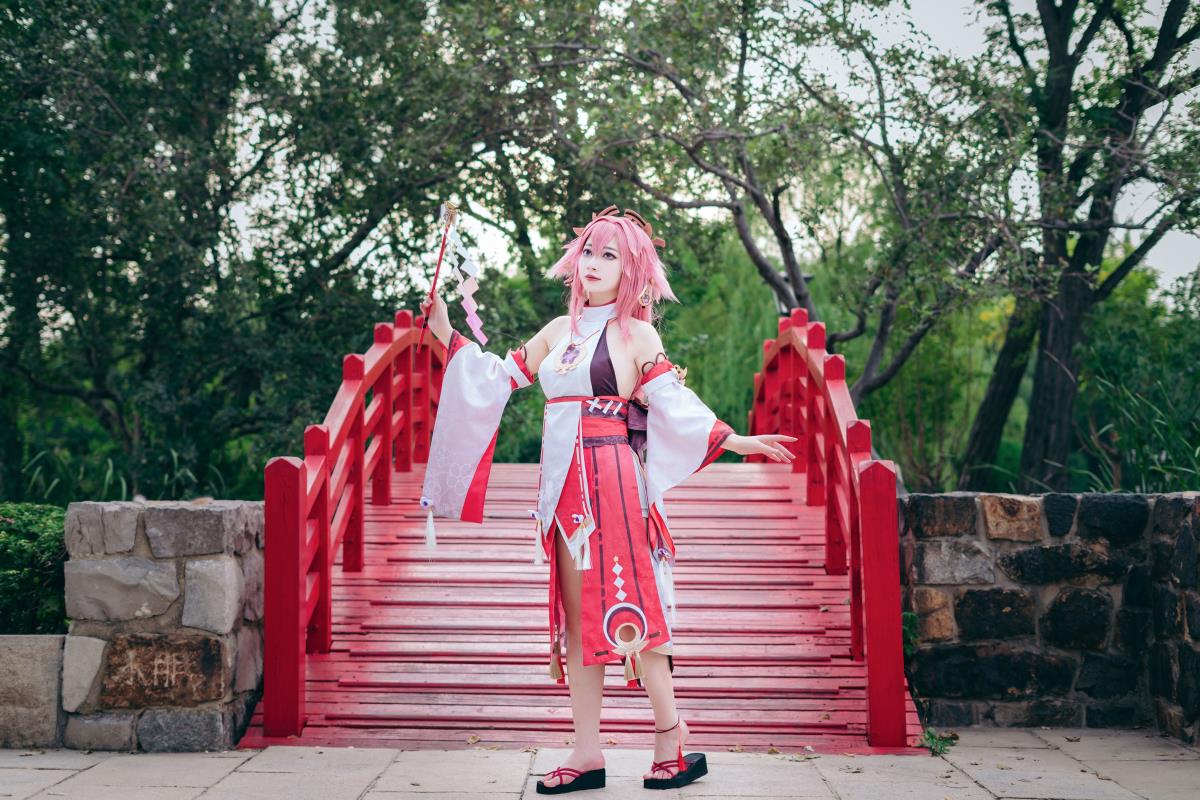 八重神子 – 摄影：太特斯 – 模特：桃墨公子x-艺语图