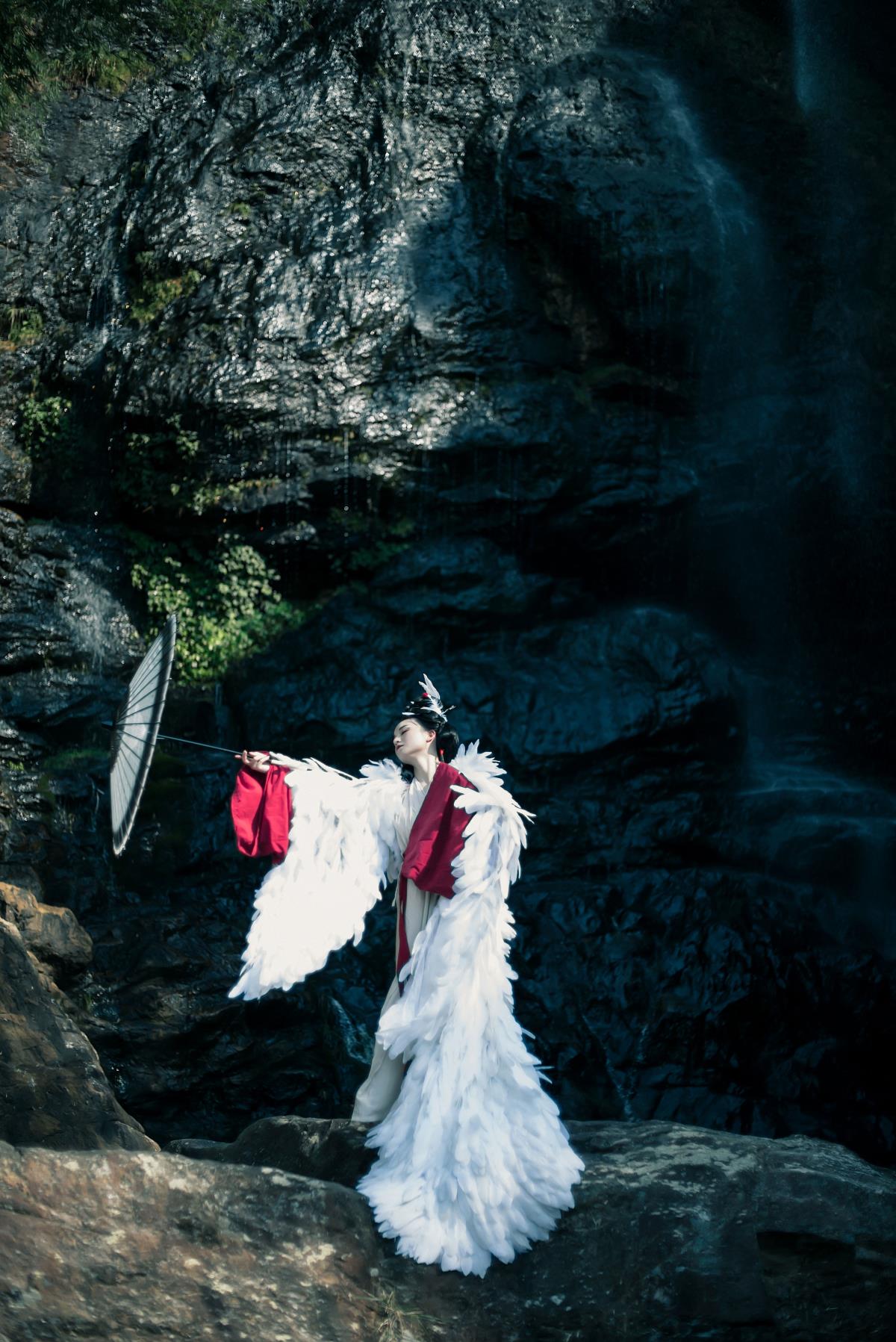 无极 – 摄影：菠萝 – 模特：琳琅-艺语图