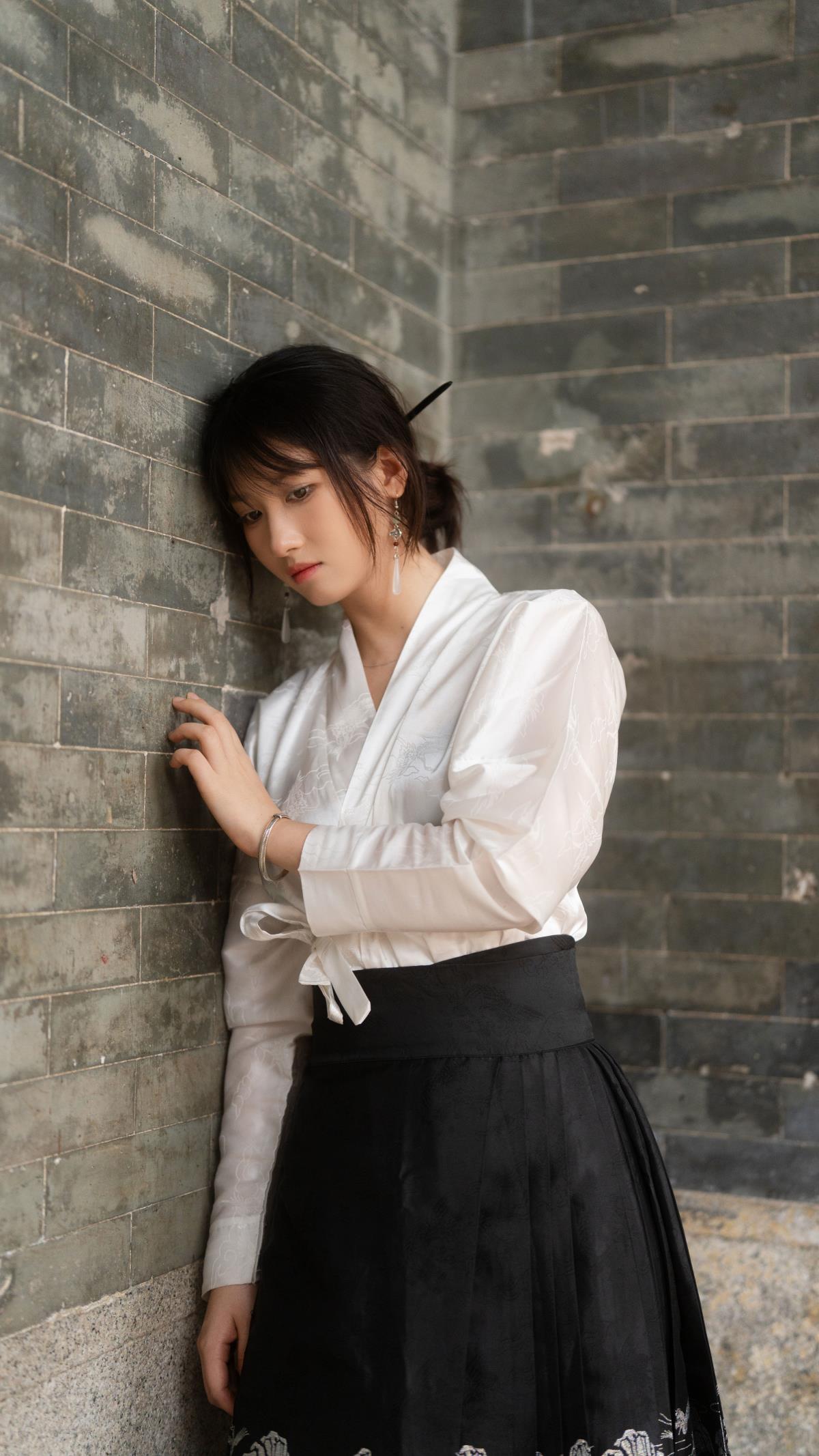 红墙与马面裙 – 摄影：摄影师杨小简 – 模特：泡泡小咩-艺语图