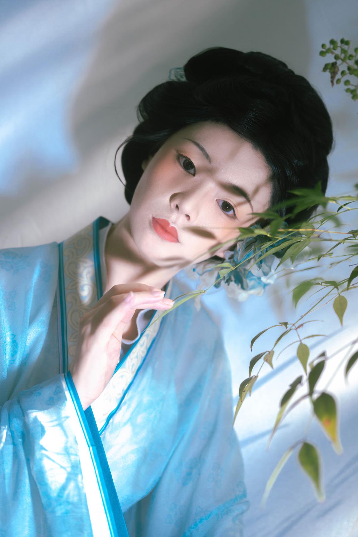 月白衣裳白玉人 –-艺语图