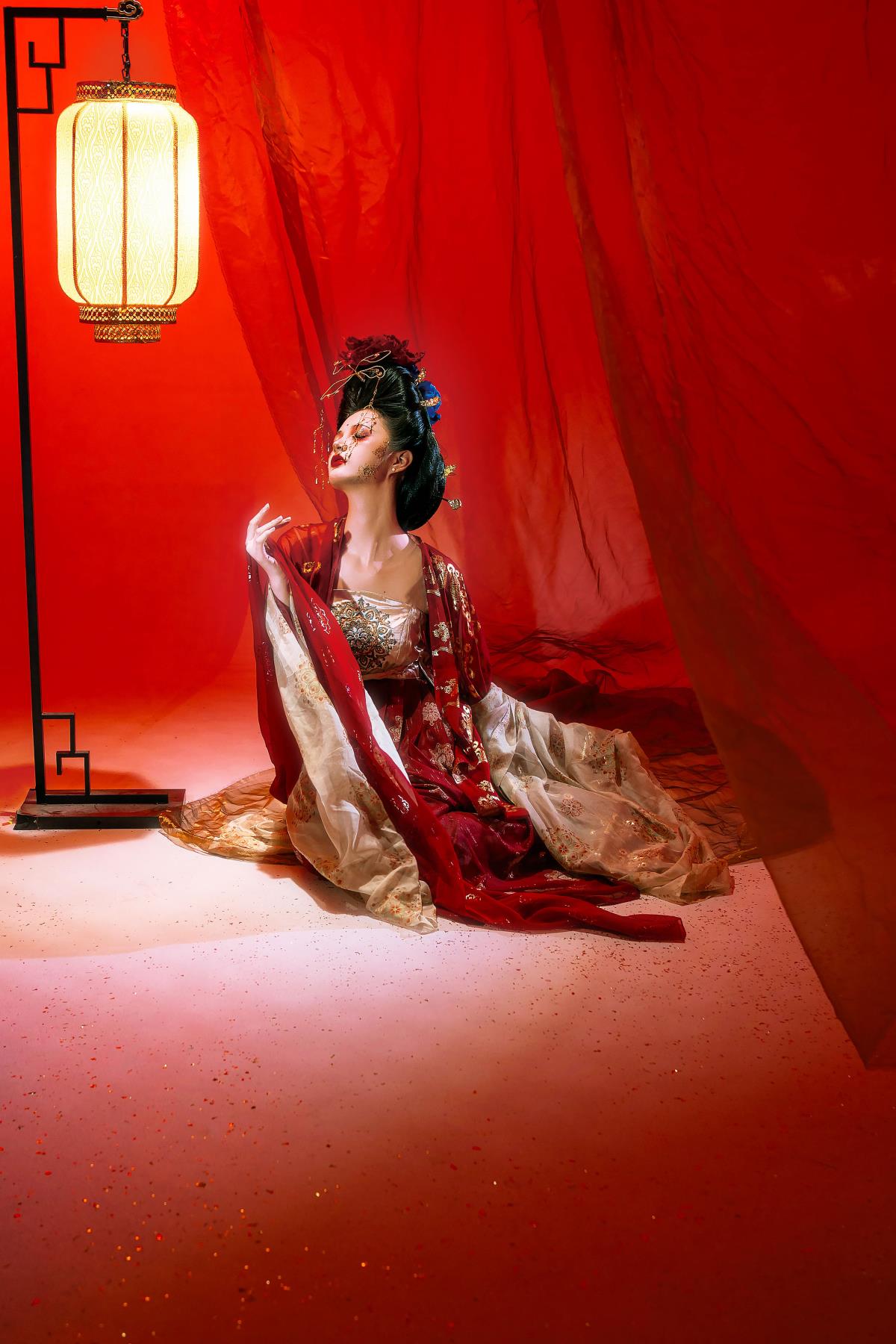 鎏金鲜红 – 摄影：忘川鱼儿 – 模特：端端呀-艺语图