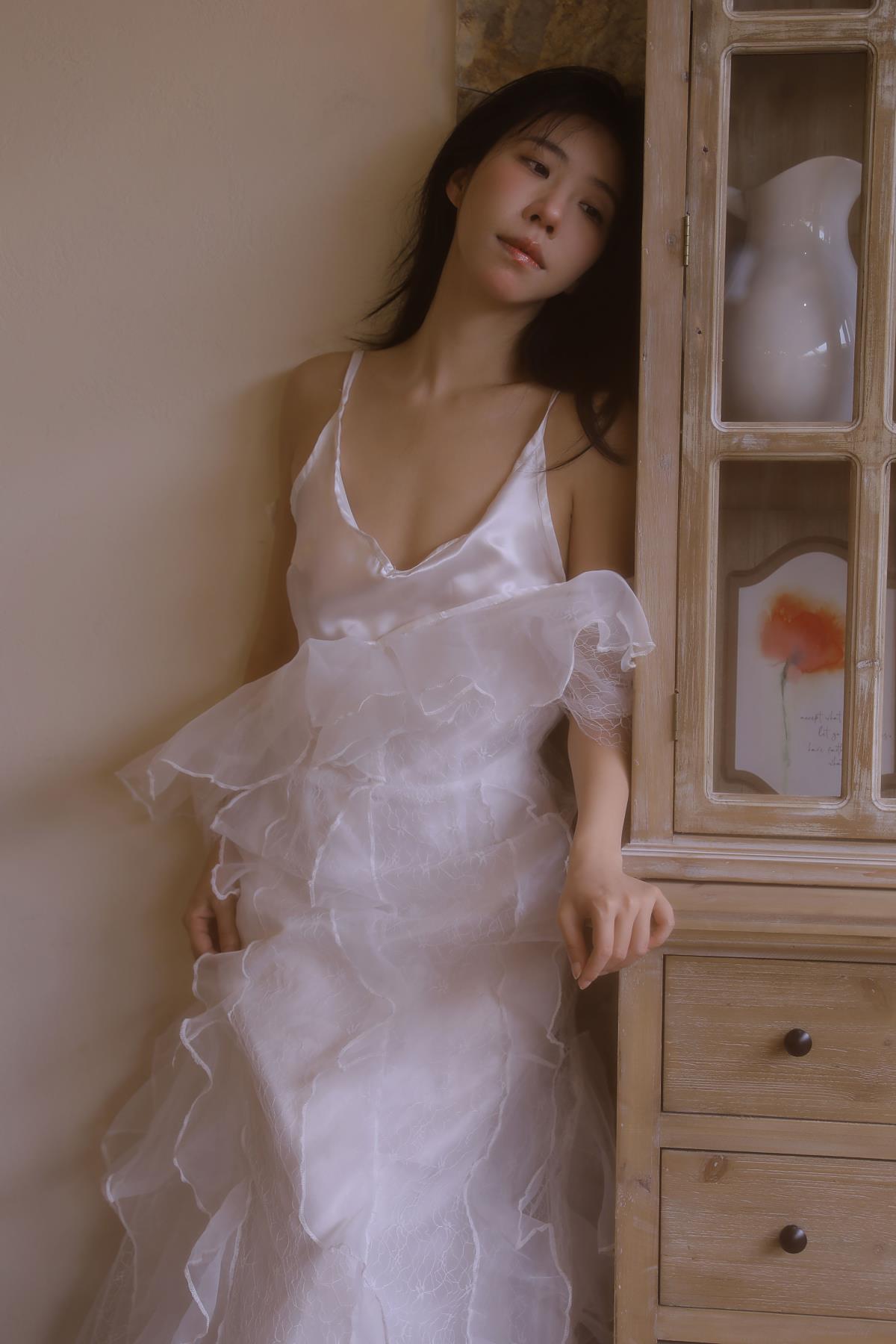 一抹素白 – 摄影：周忠孜忆 – 模特：野生模特园子-艺语图