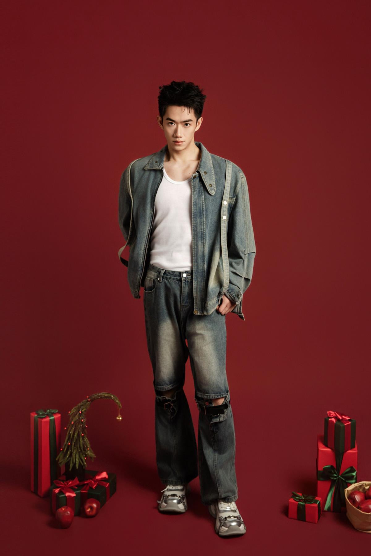 红调圣诞：牛仔与白背心的活力狂欢 – 摄影：倾海的小健健呀 – 模特：南风-艺语图