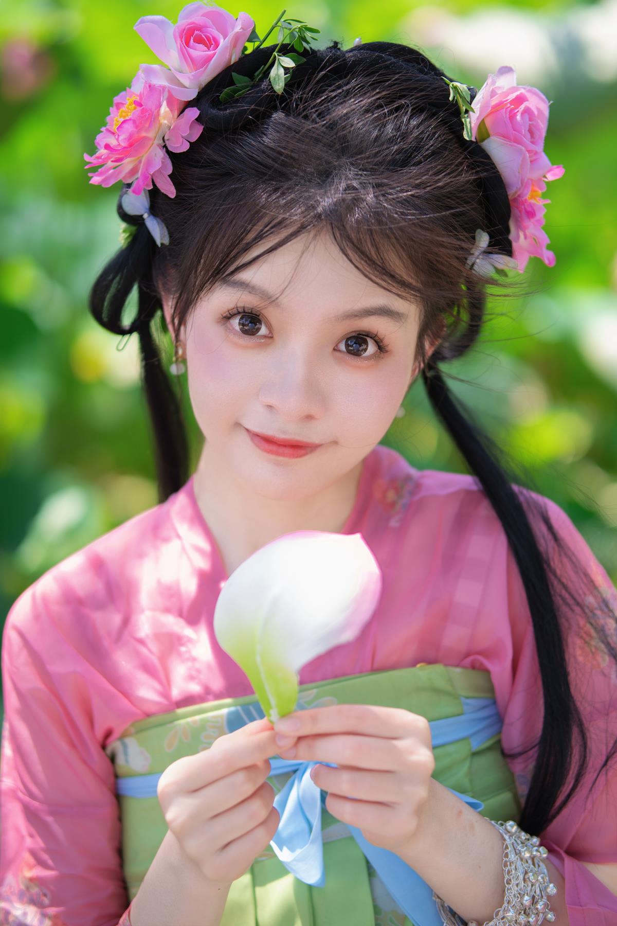 风动荷花香，但惜夏日长 –-艺语图