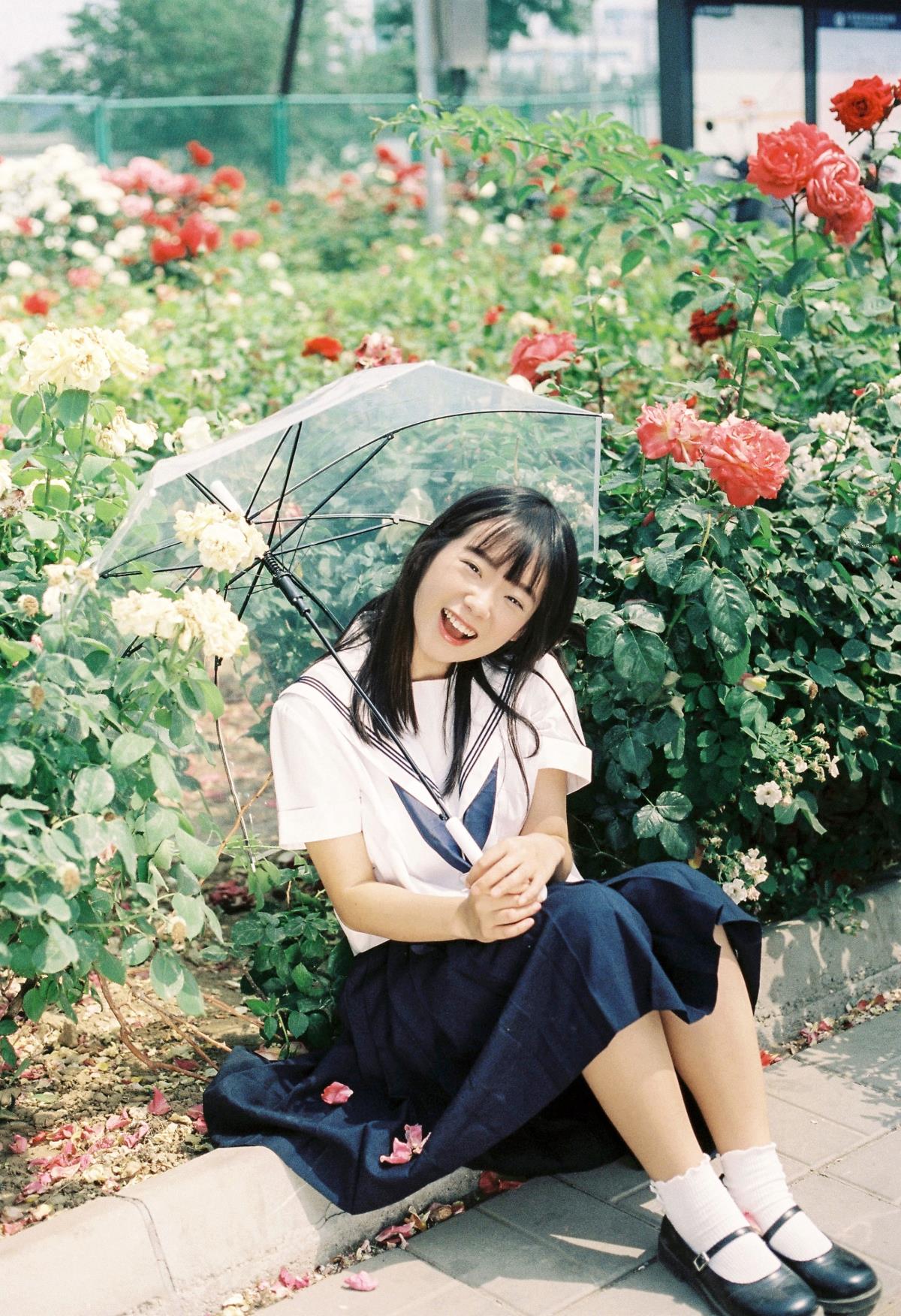 花和制服少女 – 摄影：未来秋葵 – 模特：百变兔小樱-艺语图