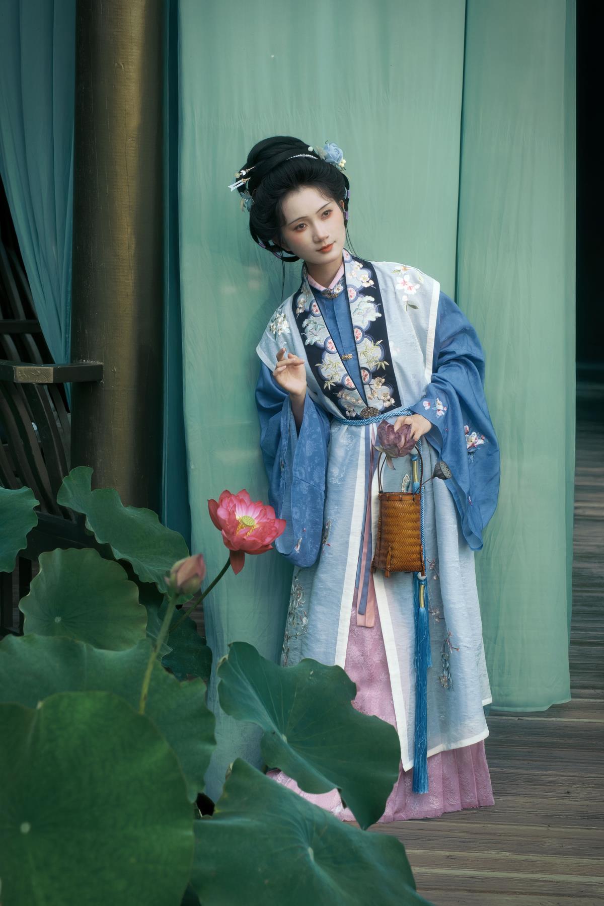 风吻荷梢时，听见了莲的低语 –-艺语图