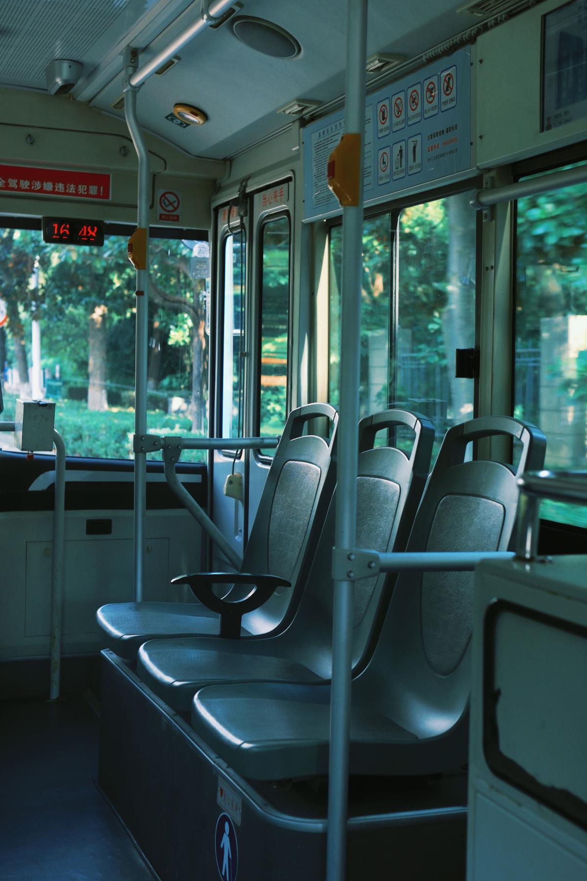 这种感觉的公交车氛围谁懂 --艺语图