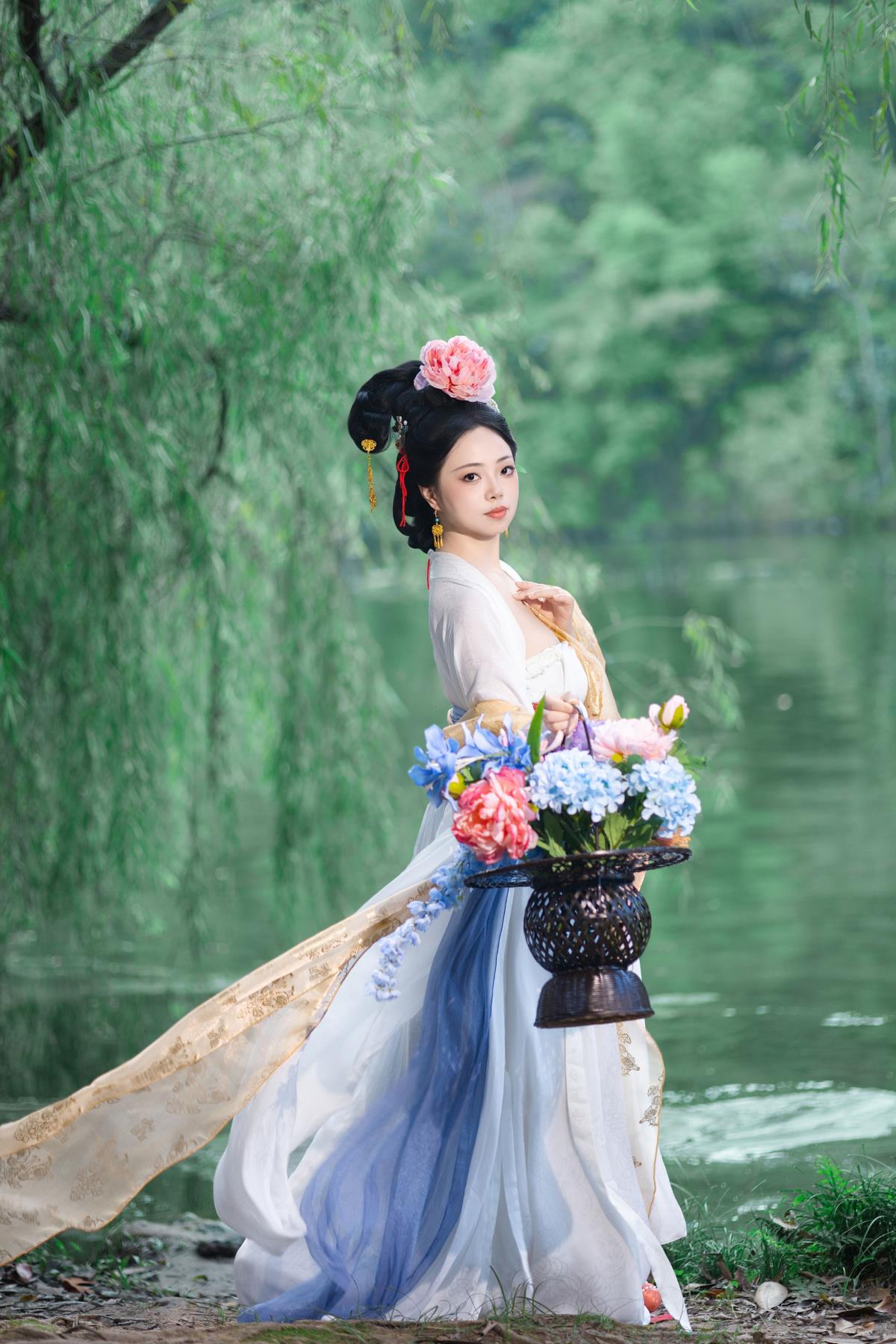 白伯骅仕女图仿妆 --艺语图